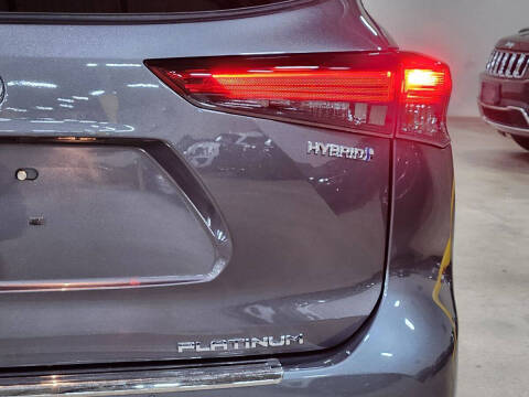 2022 Toyota Highlander Hybrid Platinum