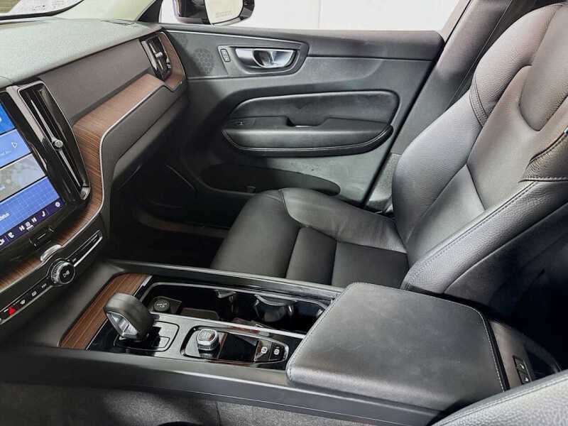 2023 Volvo XC60 B5 Plus Dark Theme