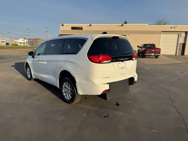 2025 Chrysler Voyager LX