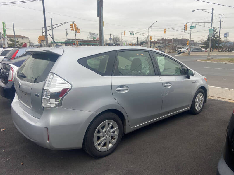 2014 Toyota Prius v Three photo 7