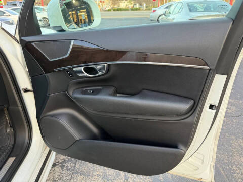 2017 Volvo XC90 T6 Momentum