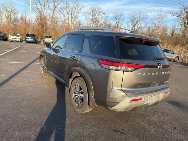 2023 Nissan Pathfinder SL