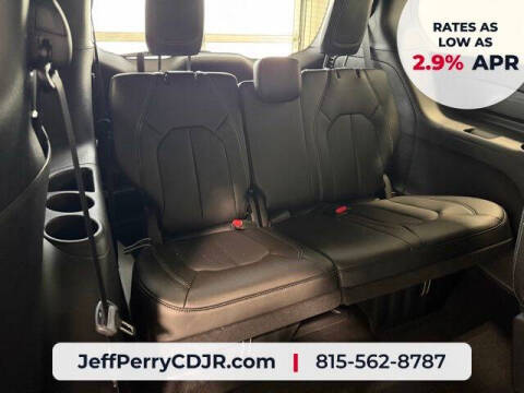 2027 Chrysler Pacifica Select