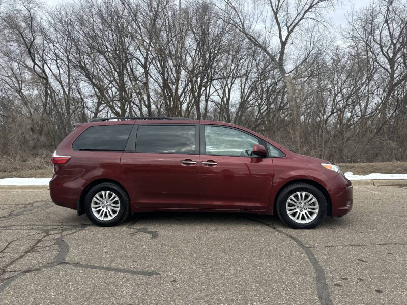 2017 Toyota Sienna XLE 8-Passenger