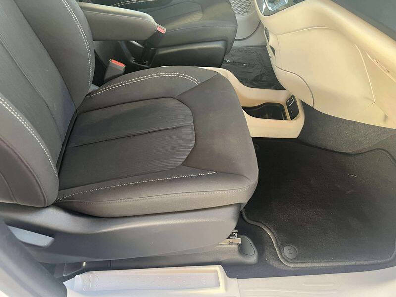 2024 Chrysler Voyager LX