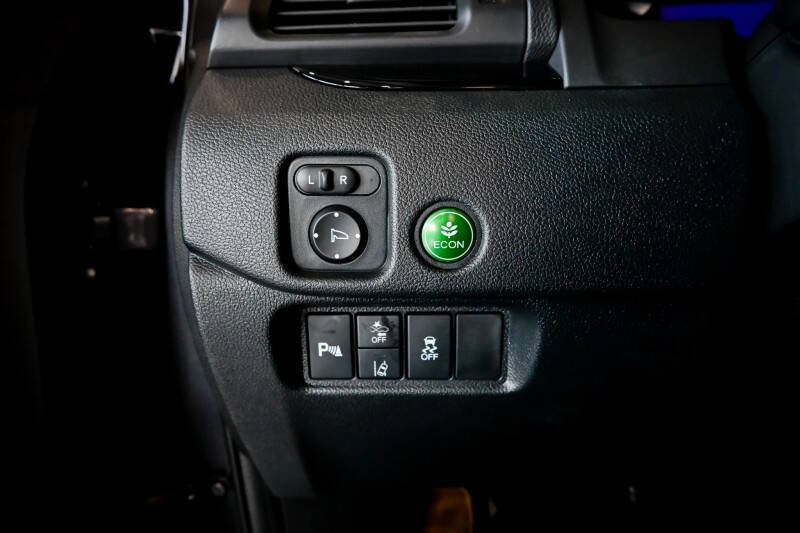 2022 Honda Pilot Touring w/Rear Captain's Chairs