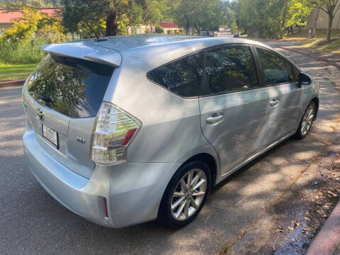 2012 Toyota Prius v Five
