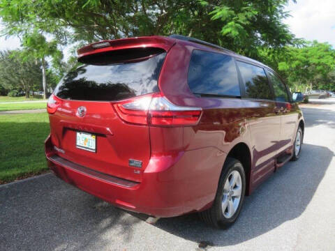 2020 Toyota Sienna LE Mobility 7-Passenger