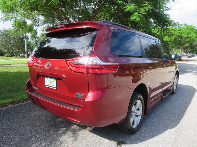 2020 Toyota Sienna LE Mobility 7-Passenger