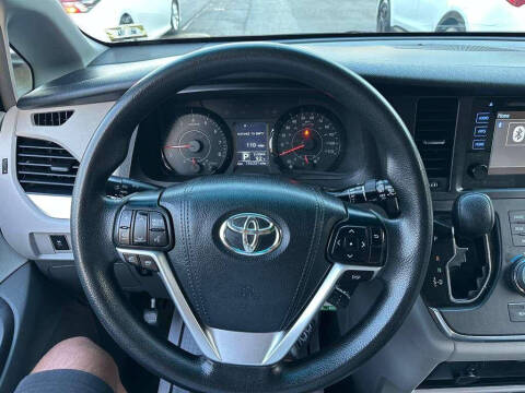 2017 Toyota Sienna LE 7-Passenger