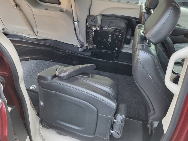 2018 Chrysler WHEELCHAIR VAN