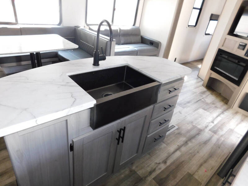 2023 Coleman Lantern 337 BH