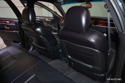 2005 Lincoln Town Car Signature Limited