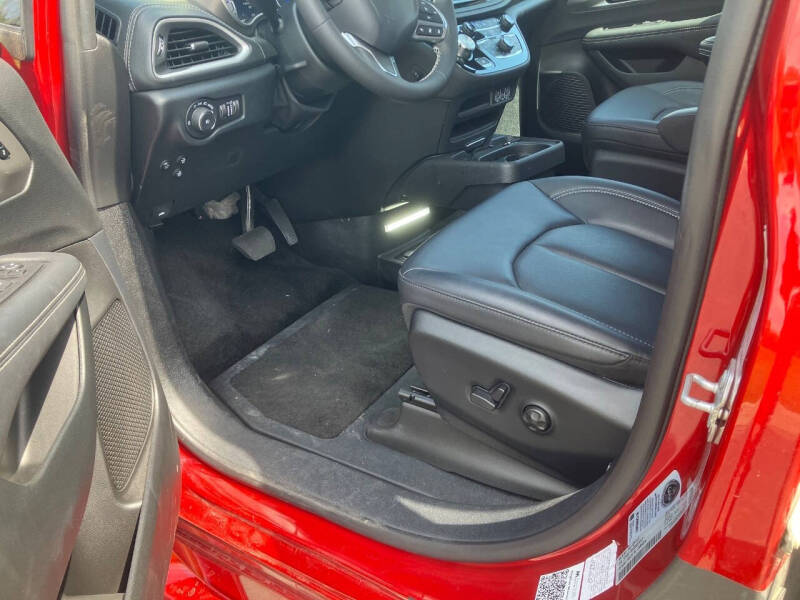2025 Chrysler Pacifica Select
