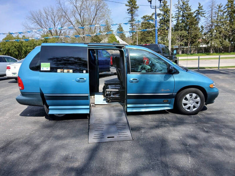 Used 1999 Plymouth Grand Voyager SE with VIN 2P4GP44G9XR417962 for sale in Milwaukee, WI