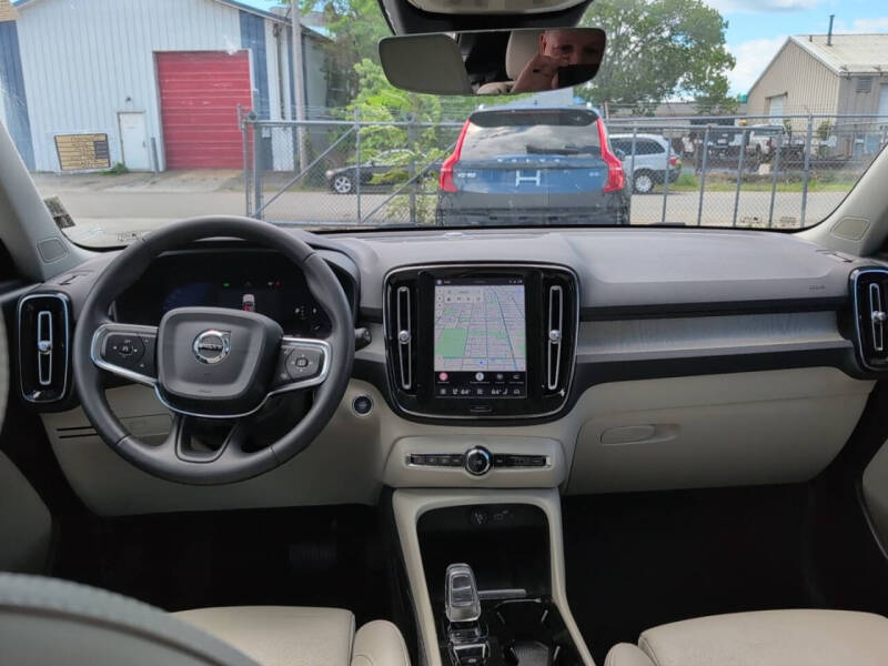 2023 Volvo XC40 B5 Plus Dark Theme