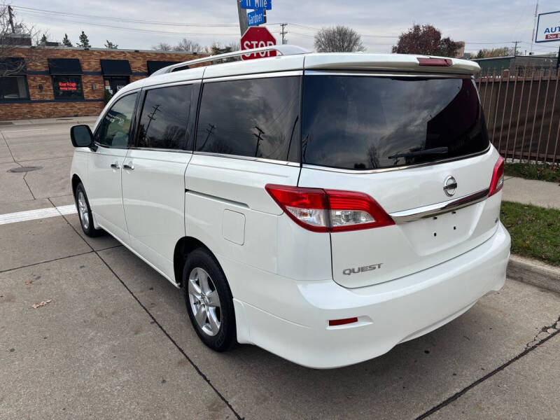 2015 Nissan Quest SV photo 8