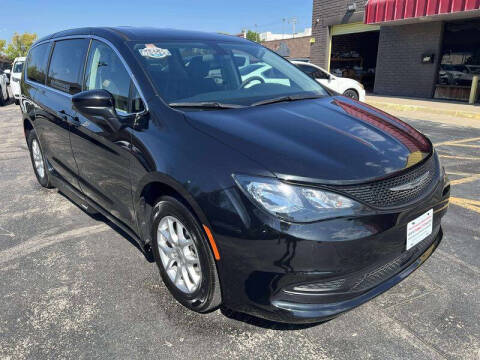 2022 Chrysler Voyager LX