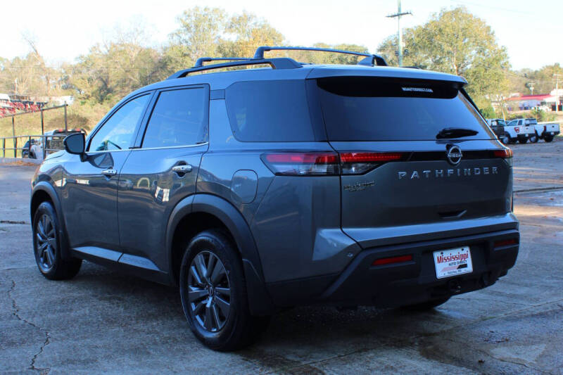 2025 Nissan Pathfinder SV
