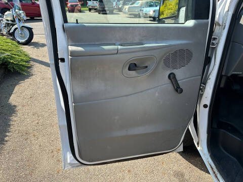 2003 Ford E-Series E-150 Base