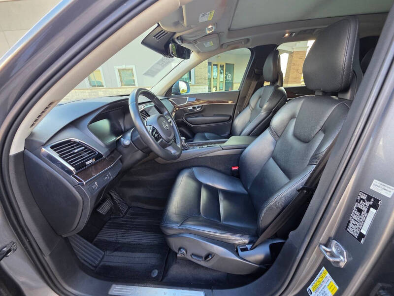 2016 Volvo XC90 T6 Momentum