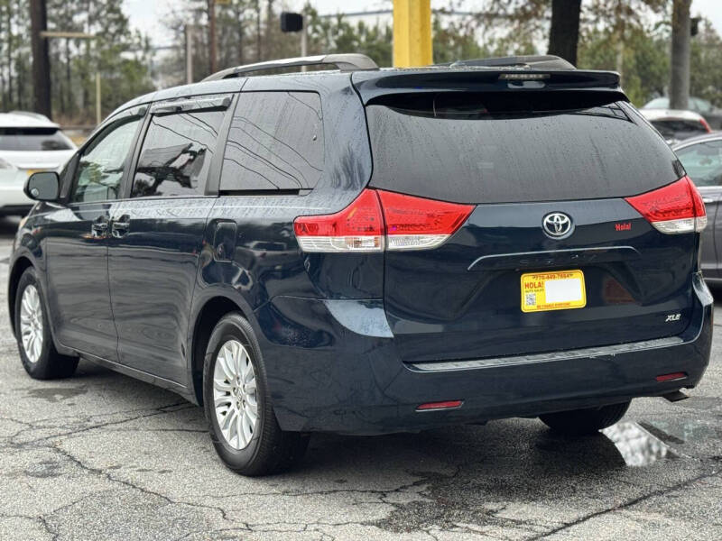 2012 Toyota Sienna XLE 7-Passenger Auto Access Seat