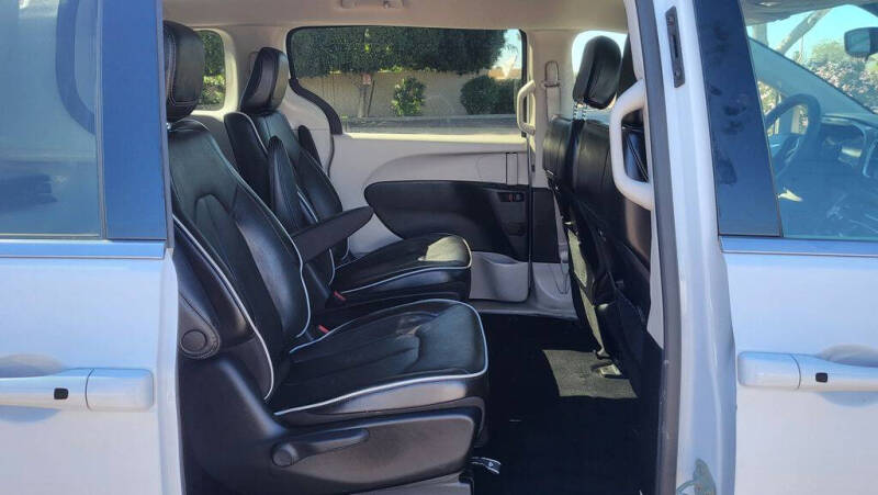2024 Chrysler Pacifica Plug-In Hybrid Select