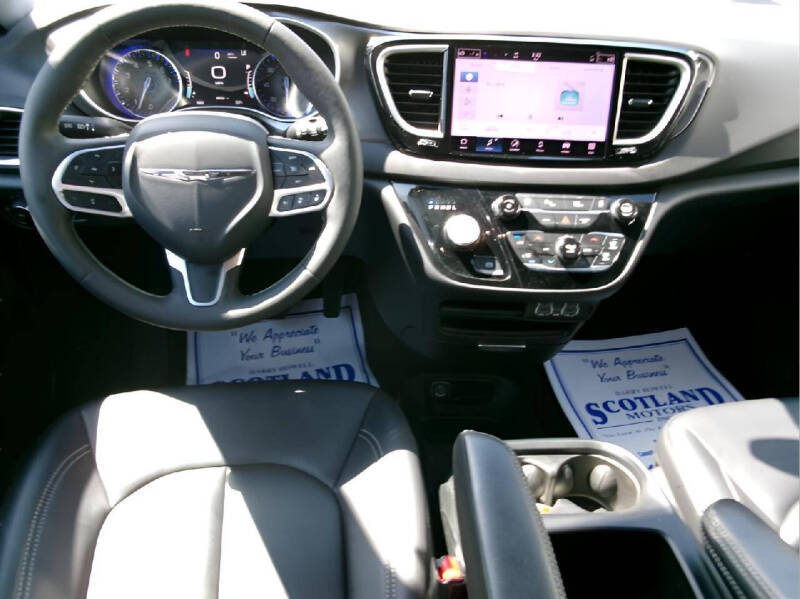 2025 Chrysler Pacifica Select
