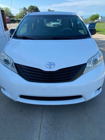 2011 Toyota Sienna for sale at Carsland KC in Kansas City MO