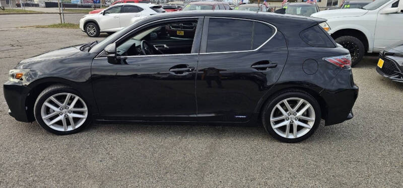 2015 Toyota Prius v Three