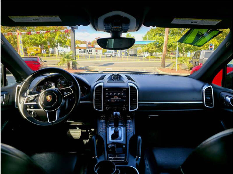 2017 Porsche Cayenne Platinum Edition