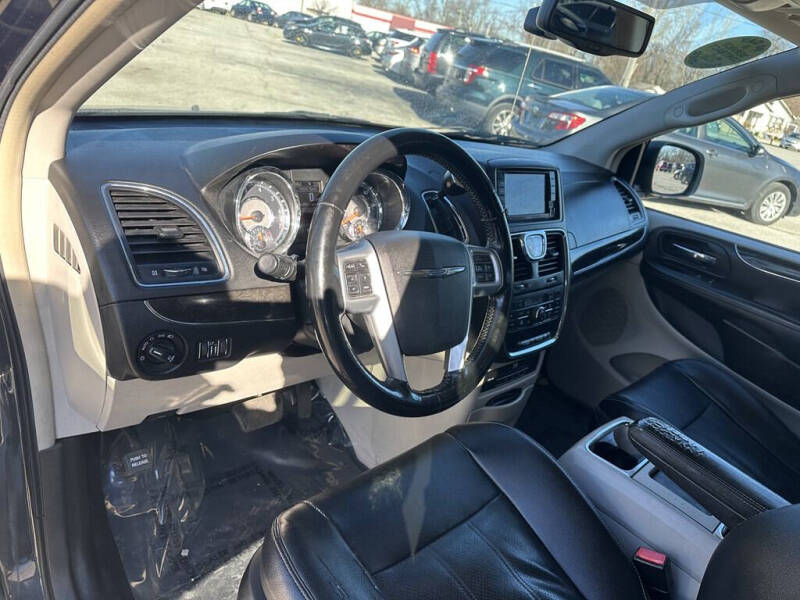 2013 Chrysler Town and Country Touring-L