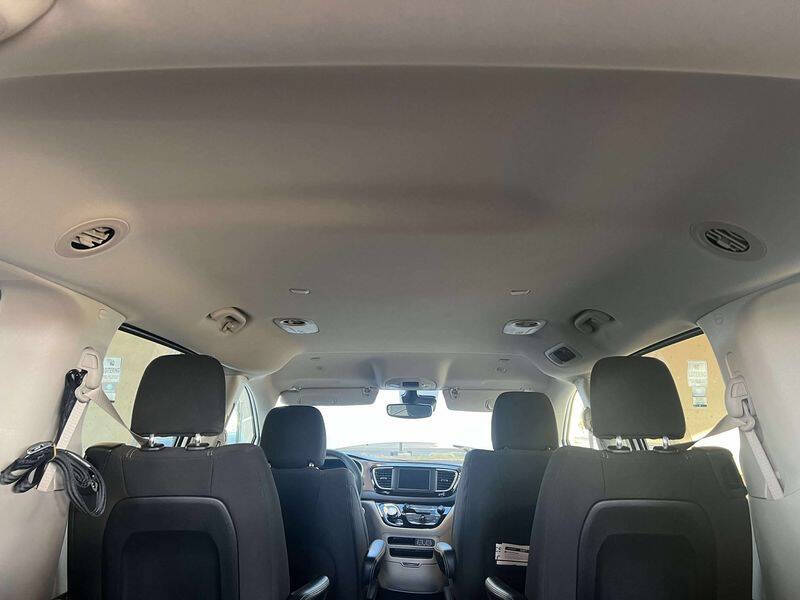 2024 Chrysler Voyager LX