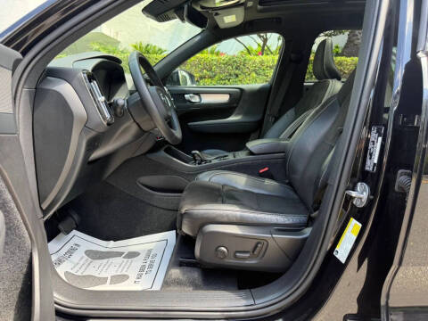 2025 Volvo XC40 B5 Core Bright Theme