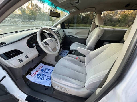 2013 Toyota Sienna LE 8-Passenger