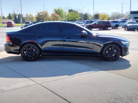 2022 Volvo S60 Recharge T8 R-Design Expression