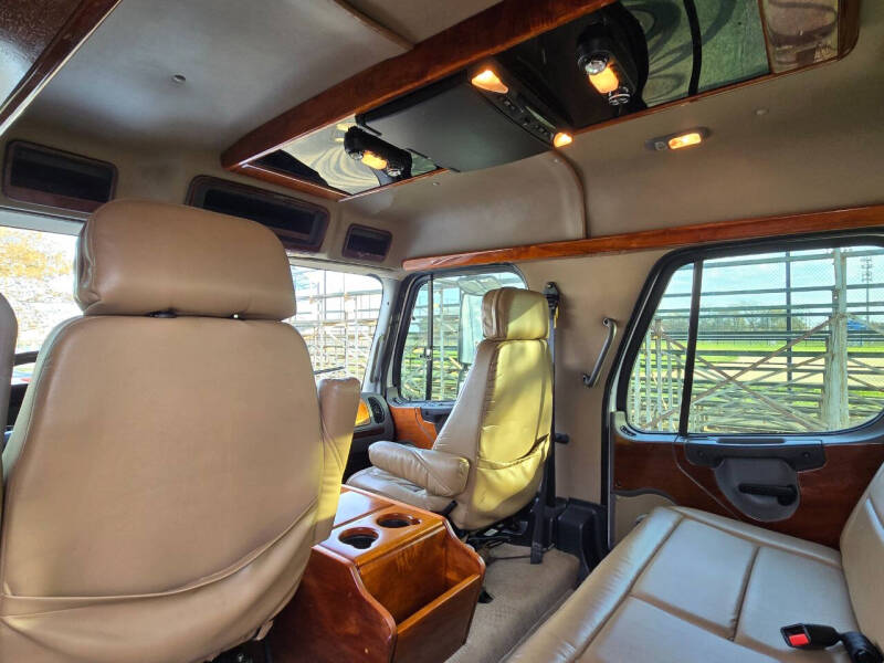 2005 Freightliner M2 106