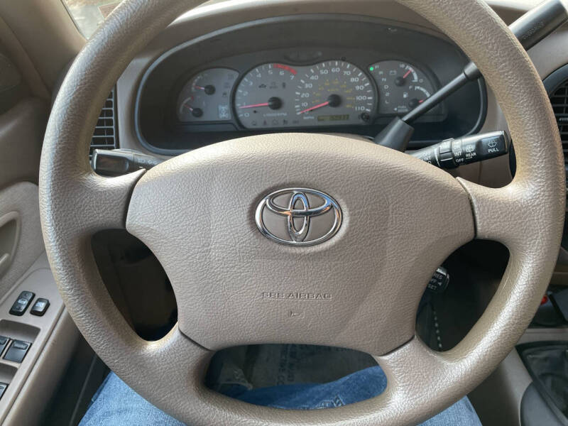 2004 Toyota Sequoia SR5
