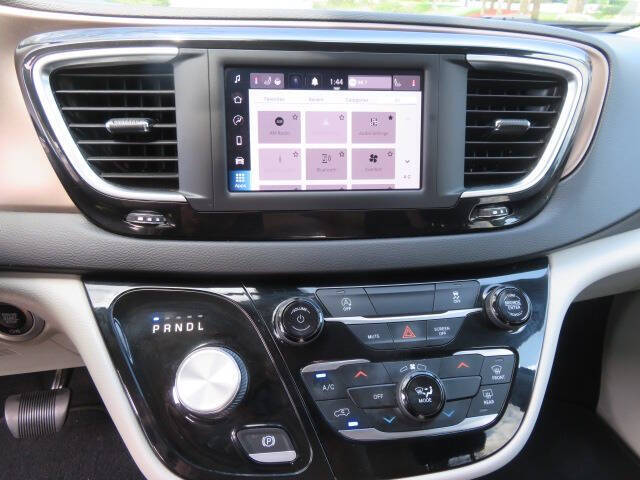 2022 Chrysler Voyager LX