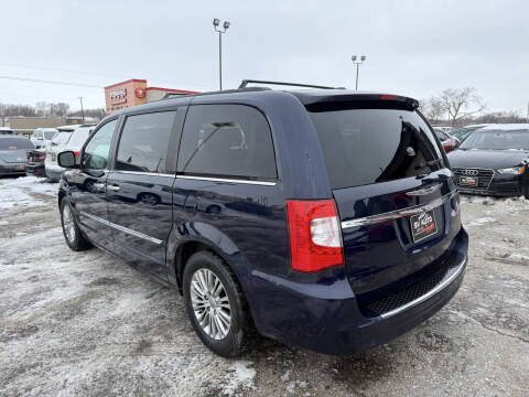 2013 Chrysler Town and Country Touring-L