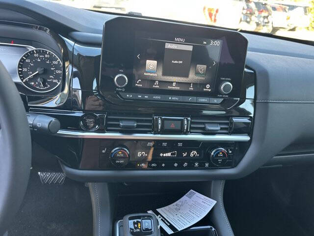 2025 Nissan Pathfinder SV