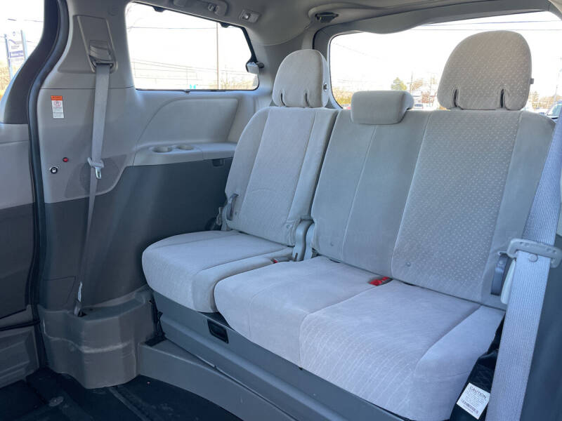 2017 Toyota Sienna LE 8-Passenger