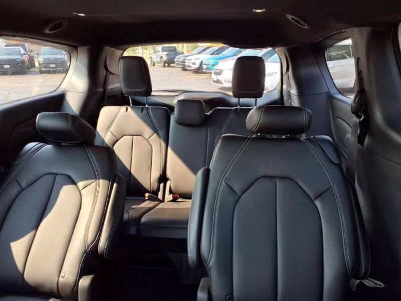 2026 Chrysler Pacifica Select