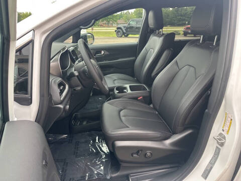 2026 Chrysler Pacifica Select