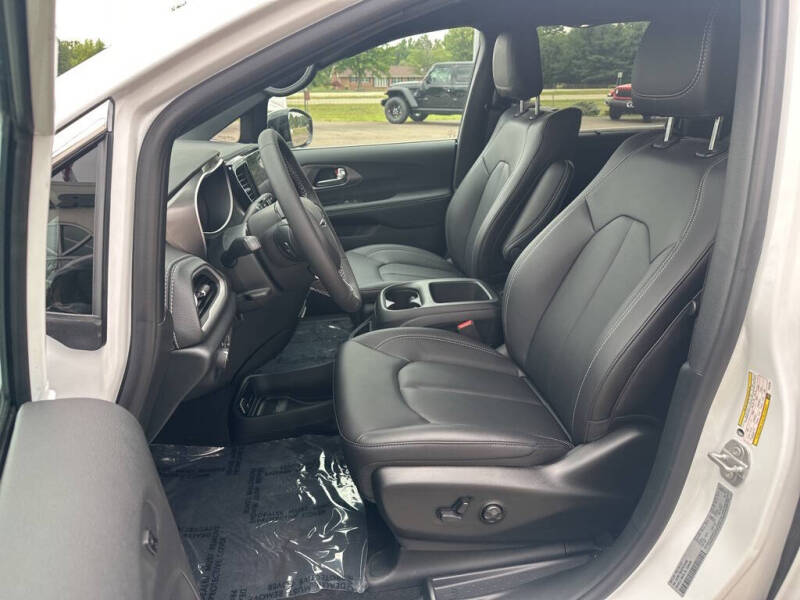 2026 Chrysler Pacifica Select