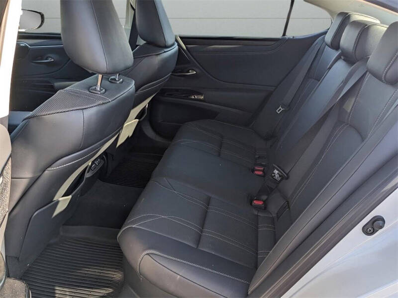 2024 Lexus ES 300h Luxury