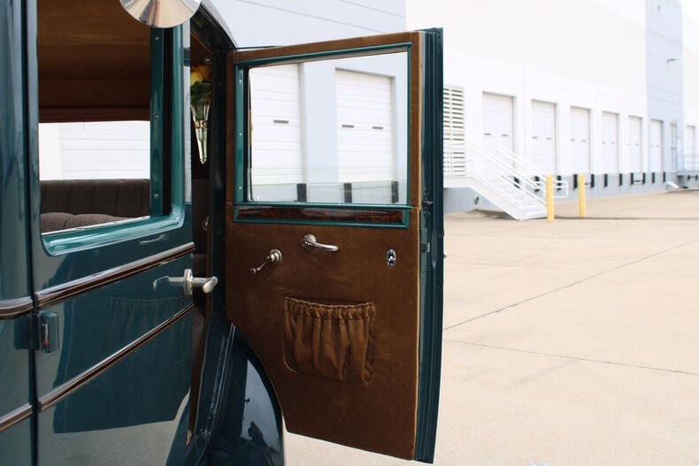 1927 Oldsmobile Sedan