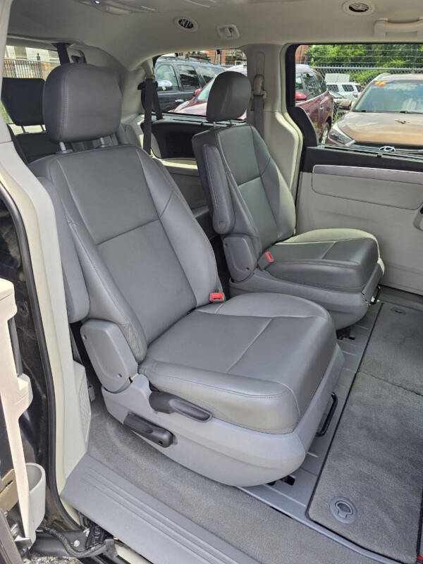 2012 Volkswagen Routan SE
