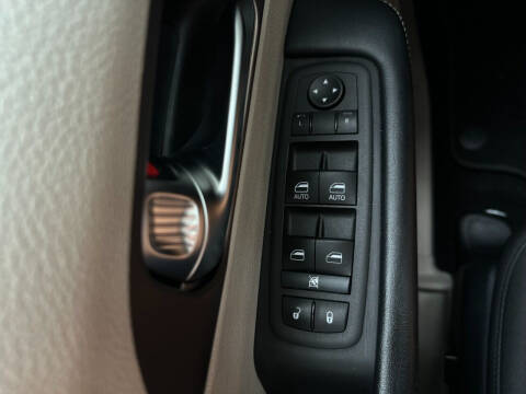 2020 Chrysler Pacifica Limited Red S