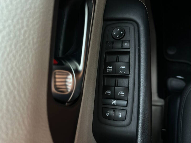 2020 Chrysler Pacifica Limited Red S